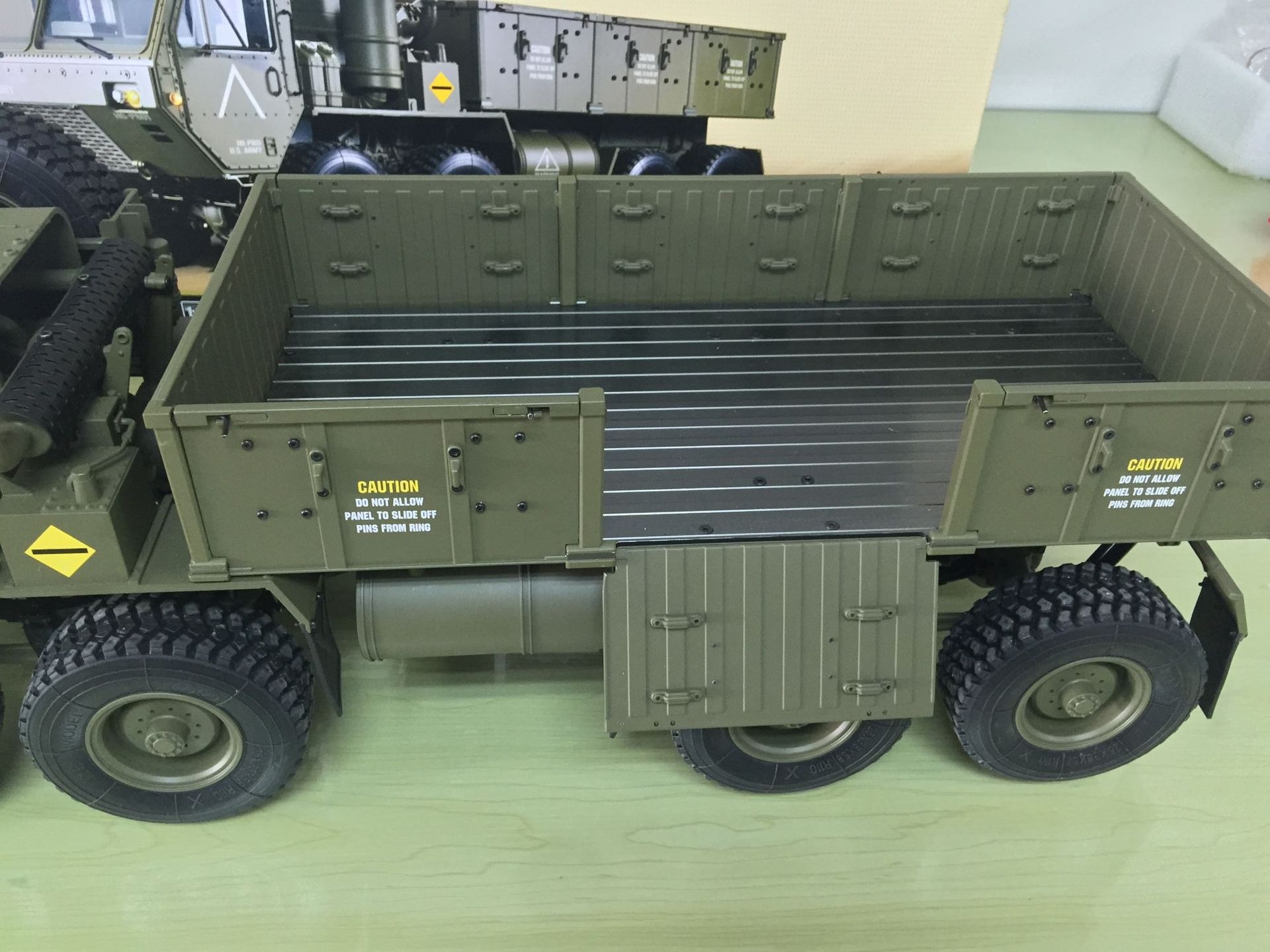 恒冠1/12重型卡车P801军事模型高端遥控车军卡玩具方控16通越野车